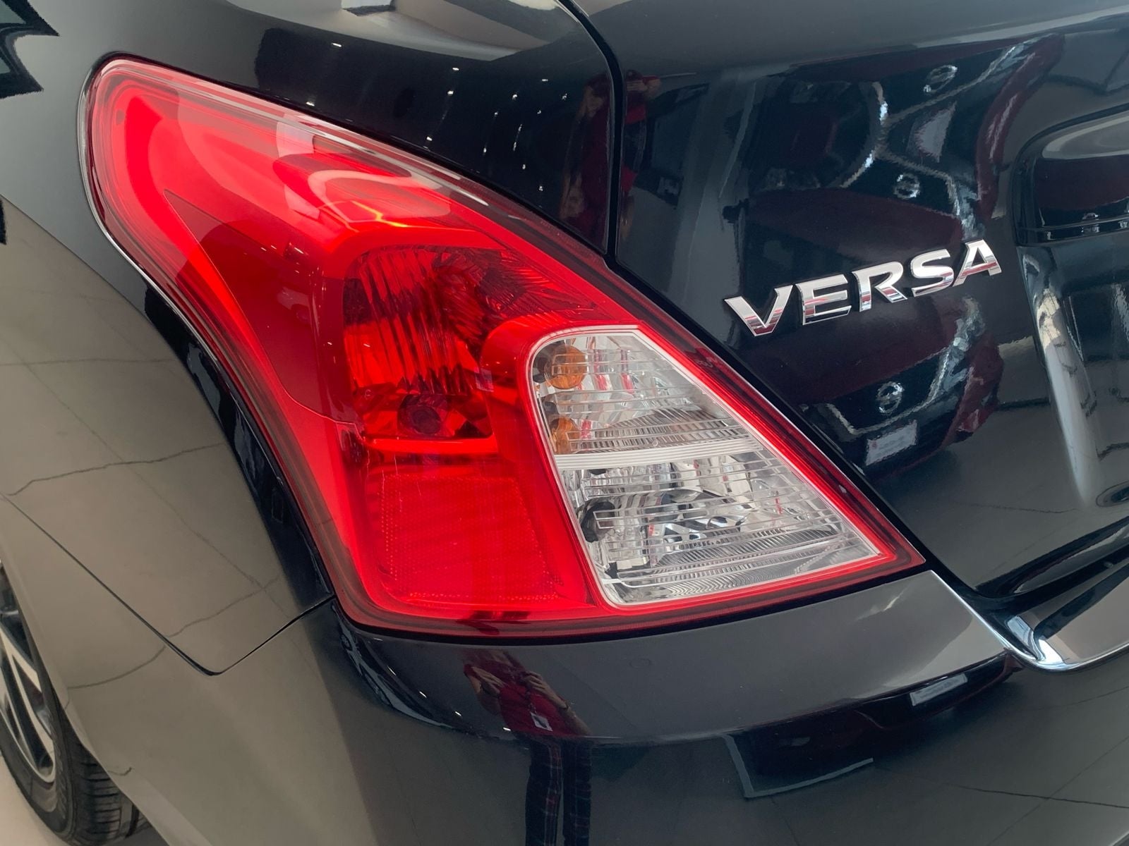 2018 Nissan Versa 4 pts. Exclusive, TA, a/ac., VE, piel, GPS, f. niebla, RA-16